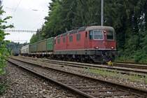 SBB: Sehr selten ist die Re 6/6 11601  WOLHUSEN  bei Gerlafingen unterwegs. Die nicht alltägliche Aufnahme ist am 8. Juli 2015 zwischen Wiler bei Utzenstorf und Gerlafingen entstanden. Bei der Serie 11601 bis 11602, die im Jahre 1972 in Betrieb gesetzt und anfänglich ausschliesslich am Gotthard eingesetzt wurde, handelt es sich um die zwei Prototypen mit geteiltem Kasten, analog der RhB Ge 6/6 701-707. 
Foto: Walter Ruetsch 