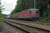 SBB: Sehr selten ist die Re 6/6 11601  WOLHUSEN  bei Gerlafingen unterwegs. Die nicht alltägliche Aufnahme ist am 8. Juli 2015 zwischen Wiler bei Utzenstorf und Gerlafingen entstanden. Bei der Serie 11601 bis 11602, die im Jahre 1972 in Betrieb gesetzt und anfänglich ausschliesslich am Gotthard eingesetzt wurde, handelt es sich um die zwei Prototypen mit geteiltem Kasten, analog der RhB Ge 6/6 701-707. 
Foto: Walter Ruetsch 