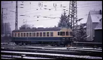 Motorwagen 634508 rangiert solo am 13.2.1991 um 10.00 Uhr im Hauptbahnhof Osnabrück.