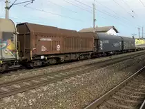 Shimmns 318146668267-5, einegereiht in einem Güterzug, Durchfahrt Marchtrenk; 141104