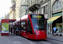 Bern Bernmobil Tram 3 (Siemens Combino Be 6/8 667) Christoffelgasse am 8. Juli 2015.