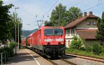 143 042-0 mit der RB 26929 (Freiburg(Brsg)Hbf-Neustadt(Schwarzw)) in Kirchzarten 28.5.15