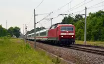 Am 25.06.15 bespannte 120 141 zusammen mit 120 131 den IC 2300 von München nach Berlin. Hier durcheilt das Sandwich Burgkemnitz. 