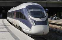 605 006 / 506 als ICE 37 Hamburg - Kopenhagen in Hamburg Hbf, 23.6.15. Der zug fährt im Design der DSB, aber unter NVR-Kürzel D-DB.