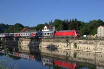 EN 453 von Paris nach Moskau bei der Durchfahrt in Bad Kösen mit 101 022 am 28.06.2015