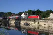 EN 453 von Paris nach Moskau bei der Durchfahrt in Bad Kösen mit 101 022 am 28.06.2015