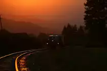 Wenn die Probefahrt zum Unkrautspritzzug auch nicht ganz so erfolgreich war , so lies wenigstens die Sonne das ganze in einem besseren Licht erscheinen. X626.205 mit dem Spritzwagen der Stainzer Lokalbahn kurz vor Stainz am 7.07.2015.