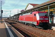 152 030-3 mit langem Mischer fährt durch den Bahnhof Nordhausen 16.02.2014.
Woher allerdings der merkwürdige Fleck an der Lok ist weiß ich nicht.