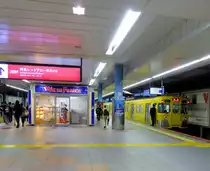 Seibu-Konzern, Endstation Hon-Kawagoe, am Ende der 47,5 km langen Strecke von Tokyo in die Stadt Kawagoe. Vor dem Einsteigen noch ein paar Brote kaufen und sich dabei vorkommen wie in Paris. Rechts wartet Zug 2031, 29.Oktober 2013. 