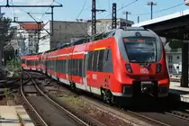 Hier 442 334-9 und 442 136-8 als RB14 (RB18920)  Airport-Express  von Berlin Schönefeld Flughafen nach Nauen, bei der Ausfahrt am 30.6.2015 aus Berlin Friedrichstraße. 