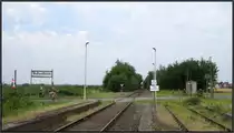 Der Blick auf die Bördebahn bei Bubenheim,unweit von Zylpich ,einst eine zweigleisige Hauptstrecke,nun fast vergessen,da kaum Verkehr.
Momentaufnahme vom 05.Juli 2015.