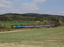 Die 362 115 mit einem Os nach Pilsen am 24.04.2015 unterwegs bei Vícenice.