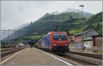  Il San Gottardo  heisst hier in Airolo das wolkenverhangene Gebirge im Hintergrund, welches die beiden Re 474 012 und 013 gerade durch den Gotthardtunnel unterfahren haben.
Der etwas böige Nordwind vertrieb zumindest in Airolo die angekündigten 27°, die ich dann am späten Nachmittag in Locarno fand.
23. Juni 2015