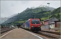  Il San Gottardo  heisst hier in Airolo das wolkenverhangene Gebirge im Hintergrund, welches die beiden Re 474 012 und 013 gerade durch den Gotthardtunnel unterfahren haben.
Der etwas böige Nordwind vertrieb zumindest in Airolo die angekündigten 27°, die ich dann am späten Nachmittag in Locarno fand.
23. Juni 2015