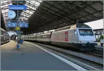 Etwas Gotthard in Lausanne: die SBB Re 460 098-7  Bodio  wirbt für die neuen Verbindung durch den Gotthard Bassis Tunnel ab 2016 und wartet mit ihrem IR 1716 Brig - Genève Aéroport auf die Abfahrt.
9. Juli 2015