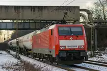 Am Nachmittag des 29.12.2014 zieht 189 070-6 einen Kesselwagenzug durch Bottrop.
