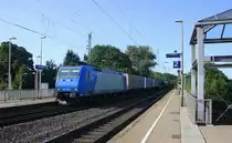 185 525-3 Von Crossrail  kommt als Umleiter aus Richtung Aachen-West mit einem langen Ewals-Cargo-Care Containerzug aus Genk(B) nach Novara(I) und fährt durch Kohlscheid und fährt in Richtung Herzogenrath,Neuss. 
An einem schönem Sommermorgen vom 6.7.2015.