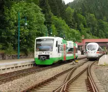 Während in Oberhof (Thür) auf Gleis 1 der DSB 605 007  Århus  am 09.07.2015 für Dreharbeiten abgestellt ist, fährt der STB VT 108 als STB 80555 aus Erfurt Hbf seinem Ziel Meiningen entgegen.