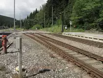 Das Streckengleis in Richtung Zella-Mehlis und der Abzweig zum Abstell- und zum ehemaligen Verladegleis am 09.07.2015 in Oberhof (Th�r). 