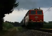 Dunkle Wolken ziehen auf wo die ,.... Ah. Jo 2143.35 mit einem Sonderzug am 25.Juli 2015 gen Spielfeld. Tolles Stimmungsvolles Wetter begleitete den Zug ! 
