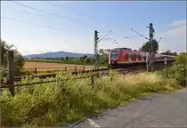 423 436-5 und 423 450-6 mit Bergblick. Im Hintergrund ist die höchste Erhebung des Rheinischen Schiefergebirges gerade noch sichtbar, der große Feldberg. Rechts des scheinbaren Gipfels erkennt man den Turm, der den etwa 880 m hohen Punkt markiert, zu dem einst Goethe schon seine Ausflüge machte.