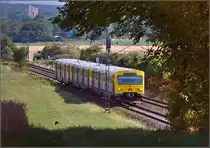 VT2E der hessischen Landesbahn in Dreifachtraktion bei Eschborn. Juli 2015.
