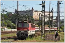 240 136-2 vor dem Schloss in Zvolen. (04.07.2015)