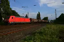 Doppeleinfahrt in Rheydt, links die 185 293-8 mit einem langen Güterzug aus Aachen kommend und rechts aus Dalheim der 654 016-4 der Rurtalbahn als RB 34 nach Mönchengladbach Hbf. 22.7.2015