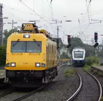 Am 13.7 ranigerte 711 208 während 648 368 der NordWestBahn als RB von Duisburg Ruhrort einfährt.

Oberhausen 13.07.2015