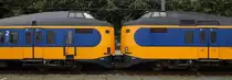 Auge in Auge Puffer an Puffer. Koploper 4240 und 4024 gekoppelt als IC Trein.

Venlo 14.07.2015