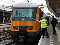 Vor der Rückfahrt nochmal schnell reinigen um eine klare Sicht zu haben und dabei noch kurz ein kleines Schwätzchen mit einem Kollegen halten.

Venlo 14.07.2015