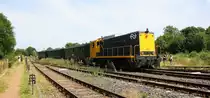 2205 der NS kommt mit einem Sonderzug aus  Kerkrade(NL) nach  Schin-op-Geul(NL) und fährt gleich in Simpelveld(NL) ein bei Sommerwetter am Nachmittag vom 11.7.2015.