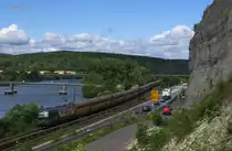 Die Altmannzüge sind einfach die geilsten Züge!
An diesen gibt es fast immer eine interessante Lok zu sehen, so auch am 25.07.15. 
An diesem Tag kamen beachtlich viele mit beachtlichen Loks. Einer davon war mit dem OHE Vectron 193 218 unterwegs. Diese Fahrzeug stand zuvor rund 10 Minuten in Retzbach Zellingen auf der Ausweichstelle. Den Rest des Zuges sieht man gerade beim verlassen, genau dieser Awst. 