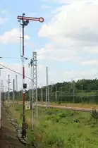 25.7.15 Roßlau / Meinsdorf. Einfahrsignal aus Richtung Wiesenburg. Rechts im Hintergrund Strecke nach Falkenberg/Elster. Aus IC aufgenommen.