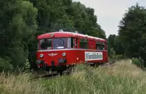 Nachschuss von der Wisentatalbahn 798 307-4 (DRE Bahnverkehr) am 11.7.2015 auf dem Weg von Schleiz West nach Schönberg. Hier kurz nach der Abfahrt in Schleiz West. Die Schienen sind fast zugewachsen, aber es finden immer noch im Schneckentempo Sonderfahrten an Wochenenden statt. Weiter so!