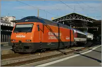 Die easyjet Re 460 036-7 wartet mit dem 1709 in Lausanne auf die Abfahrt Richtung Brig. 
22. Juli 2015