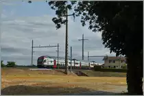 Der alte Baum und das zweckentfremdete Bahnwärterhaus kurz nach Allaman verbreiten selbst auf der modernen Strecke Lausanne Genève noch einen Hauch entspannende Nostalgie. 
Ein SBB RABe 511 ist als RE 3218 von Vevey nach Genève unterwegs.
8. Juli 2015