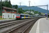 Wegen Bauarbeiten verkehren die RE Biel/Bienne-Delle nur zwischen Biel und Del�mont, so kam auch wieder einmal ein RBDe 562 Pendel zum Einsatz. Bt 50 85 29-35 951-7, 2 B EWI, AB EWI und RBDe 562 003-7 als Ersatz RE 3173 bei Ausfahrt in Moutier, 23.07.2015.