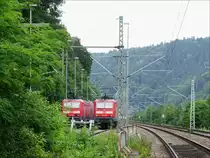 Hier, 1,4 km vor der Grenze zu Tschechien endet die S1 , 143 883 und 143 909 warten auf die Rückfahrt nach Dresden, daneben die Durchgangsgleise der Elbtalbahn von/nach Decin; Schöna (Sächsische Schweiz), 19.07.2015
