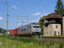 HHLA / METRANS 386 009 (Traxx F 140 MS) kommt mit einem Containerzug aus Tschechien in Richtung Dresden und passiert soeben das ehemalige Stellwerk in Königstein (Sächsische Schweiz); 19.07.2015
