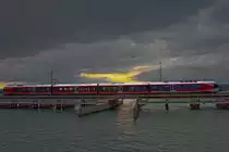 SOB Triebzug RABe 526 fährt über den Seedamm in Rapperswil.Bild Mai 2015