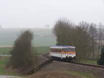 MAN Schienenbus f�hrt in wenigen Minuten in den Bahnhof Neckarbischhofsheim Nord ein,hier in einer Steigung kurz vorm Bahnhof.