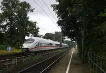 Der ICE3 NS aus Brüssel-Süd-Frankfurt am Main kommt aus Richtung Aachen-West als Umleiter und fährt durch Kohlscheid und fährt in Richtung Herzogenrath,Neuss. 
Bei Regenwetter am Nachmittag vom 13.7.2015. 