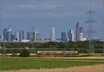 VT2E der hessischen Landesbahn in Doppeltraktion bei Eschborn mit Blick auf die Frankfurter Skyline. Juli 2015.