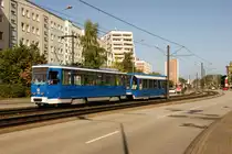 Am 27.09.2014 war T6A2 703 mit unbekanntem Beiwagen in Rostock-Evershagen unterwegs und verlässt die Haltestelle Bertolt-Brecht-Straße. (Fotofahrt)