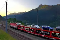 Erstes Sonnenlicht flutet in das herrliche Klostertal hinein--Bremslokomotive 1144 108-8 fährt dann am frühen Morgen des 22.7.2015 in Wald a/A mit dem Autoreisezug EN 464 zu Tale.