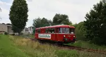 Der Förderverein Wisentatalbahn ist am 11.7.2015 mit dem Schienenbus 798 307-4 (DRE Bahnverkehr) von Schleiz West nach Schönberg unterwegs. Hier kurz nach der Abfahrt und Überquerung des BÜ in Schleiz West. Es finden an Wochenenden immer noch planmäßige Sonderfahrten statt. 
Ich stand als Kind schon an dieser Strecke, denn meine Oma wohnt in Schleiz. Kann mich noch gut an die letzten Planfahrten erinnern. Grüße an den TF und die Pfeiftöne!