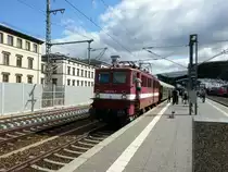EGP 109 030-7 mit dem DPE 68901  Störtebeker-Express  von Bergen auf Rügen nach Ilmenau, am 26.07.2015 nach der Ankunft mit 4,5 Stunden Verspätung, in Erfurt Hbf.