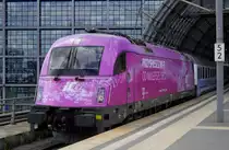 ES 64 der PKP mit Telekom-Vollwerbung (91 51 5 370 002-5 PL-PKPIC)zieht den EC 45 Richtung Warschau aus dem Berliner Hbf. (25.7.15)