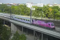 ES 64 (91 51 5 370 010-8 PL-PKPIC) zieht EC 43 in den Berliner Hbf, wo er zur Fahrt nach Warschau bereitgestellt wird (26.7.15).